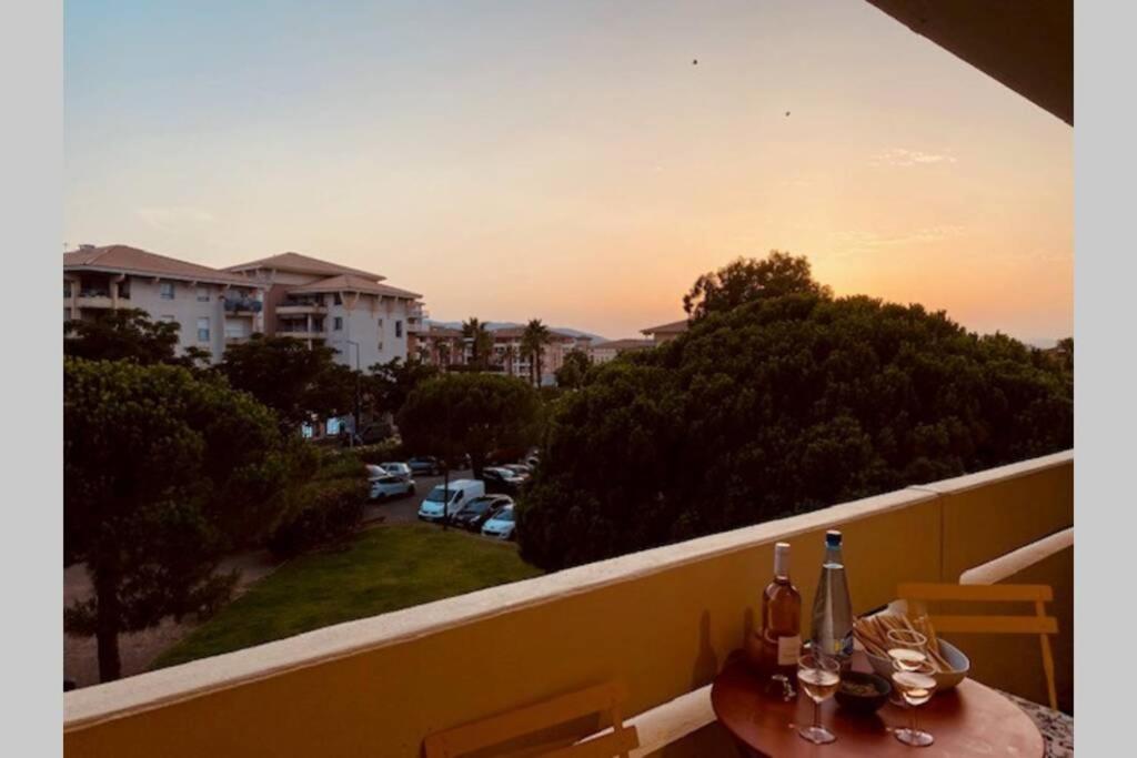 Superbe appartement à 100m de la mer, et à coté de la base nature Fréjus Exterior foto
